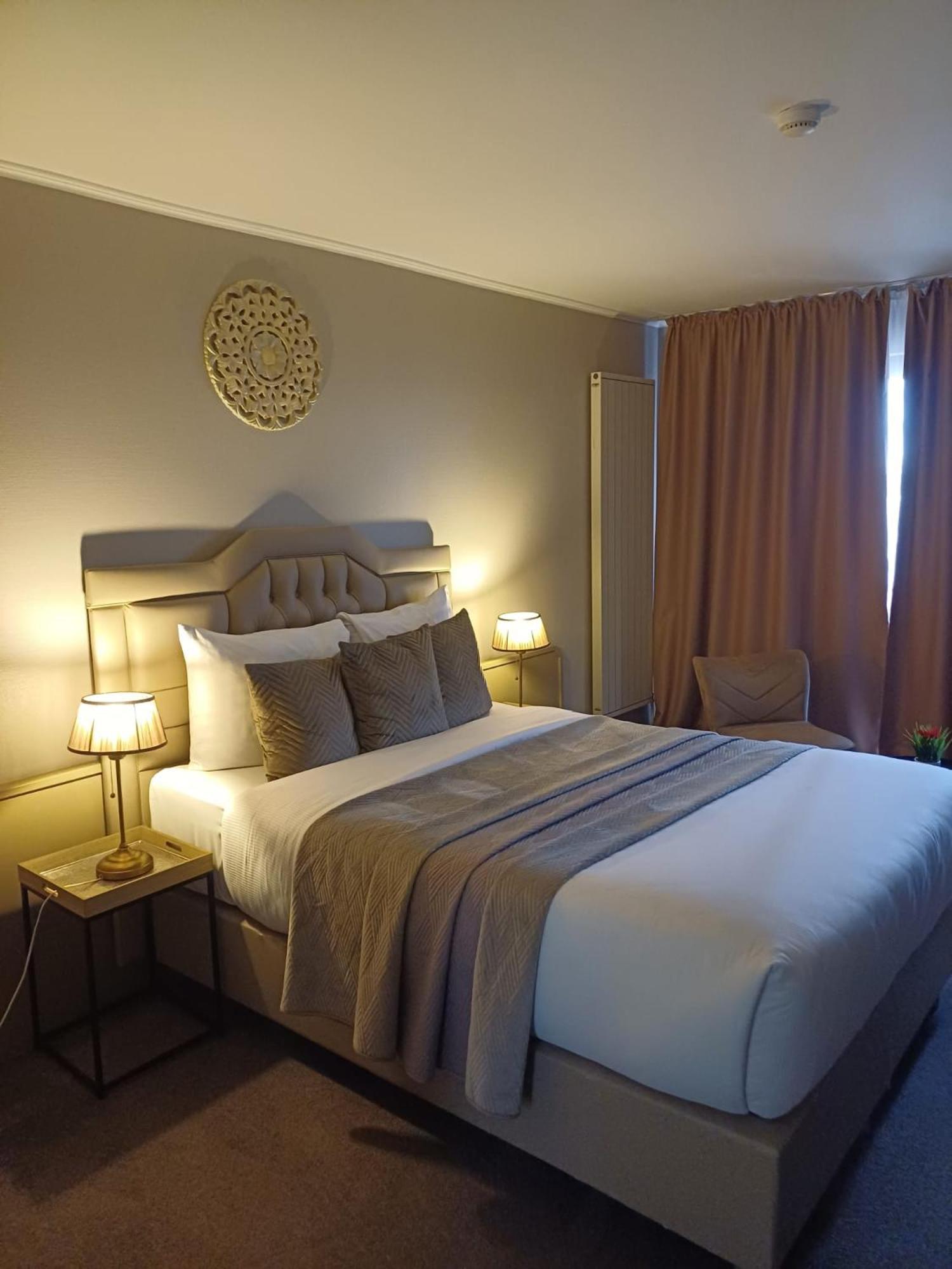 Park Hotel Airport 샤를루아 외부 사진